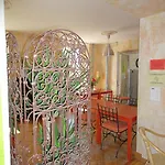 Hostel & Backpacker